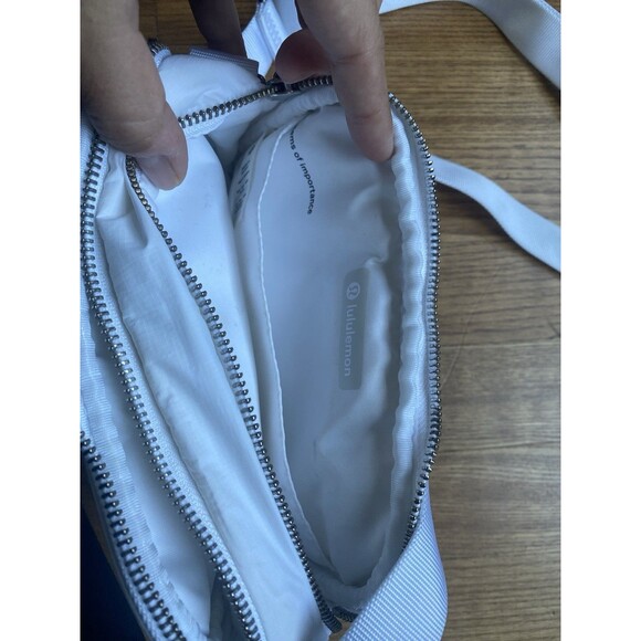 Lululemon 2L White Puff Crossbody Bag Adjustable Strap Everyday Travel Zip Close - Picture 5 of 9